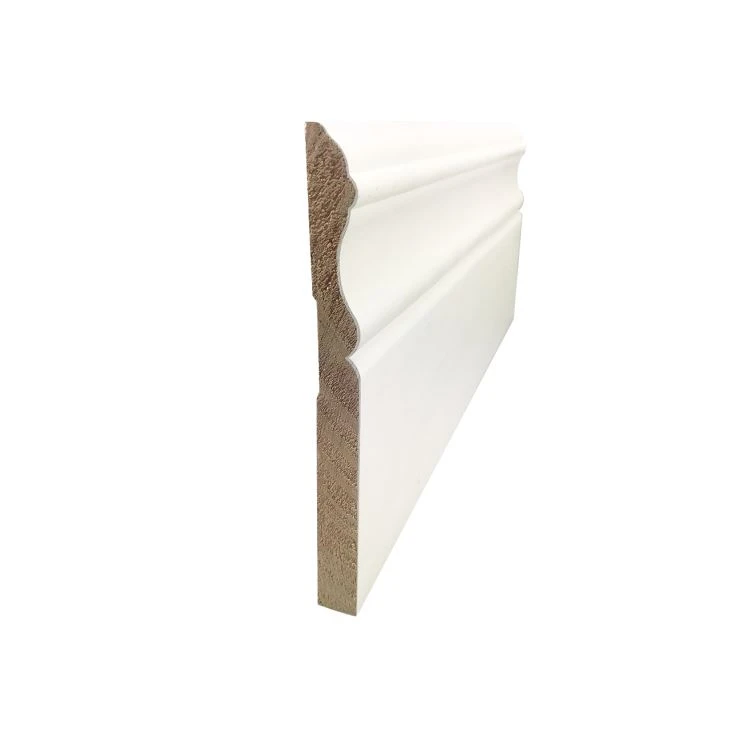 Hvid primet fyrretræ baseboard